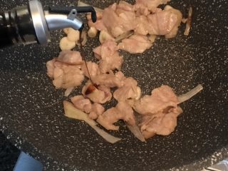 10、五花肉豆角焖面,加生抽