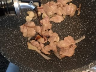 11、五花肉豆角焖面,加老抽