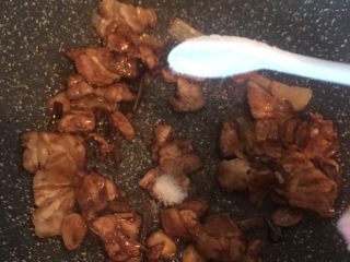 12、五花肉豆角焖面,加半勺盐