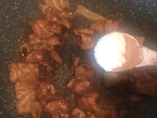 13、五花肉豆角焖面,加小半勺糖翻炒均匀