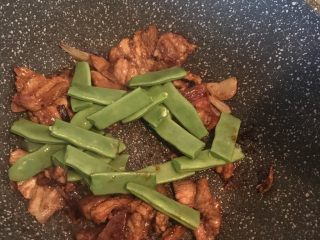 14、五花肉豆角焖面,倒入豆角翻炒片刻