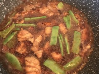15、五花肉豆角焖面,加热水没过食材