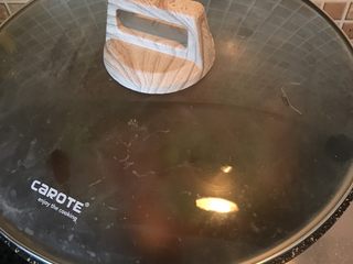 16、五花肉豆角焖面,加盖大火煮开