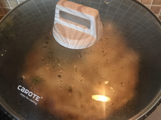 19、五花肉豆角焖面,加盖转中小火,期间用筷子翻动几次面条直至汤汁收干