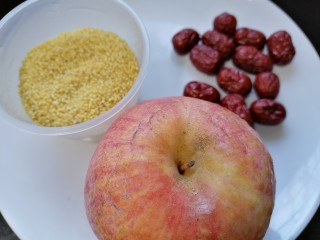 1、苹果小米粥,准备好所需材料