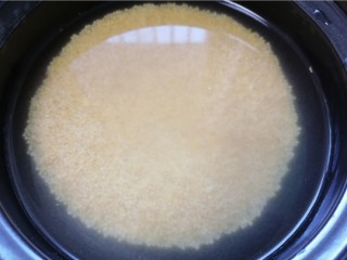 2、苹果小米粥,小米泡水清洗干净