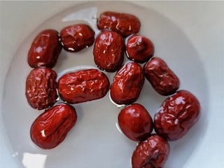 3、苹果小米粥,枣子提前泡水清洗干净