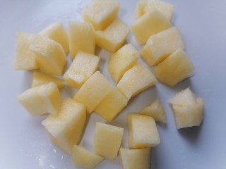 5、苹果小米粥,切成小块状