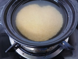 6、苹果小米粥,开始煮小米粥