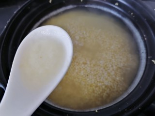 7、苹果小米粥,煮一会之后撇去浮沫