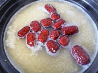 8、苹果小米粥,加入枣子一起煮