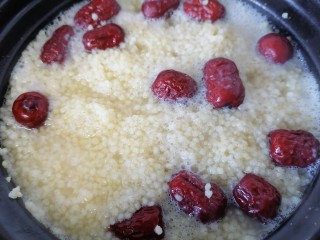 9、苹果小米粥,这是煮了一会之后