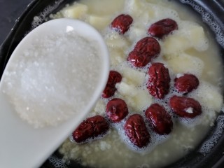 11、苹果小米粥,加入一大勺白糖调味
