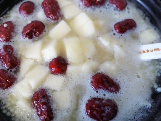 10、苹果小米粥,加入苹果一起煮