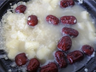 12、苹果小米粥,小米粥煮至浓稠即可