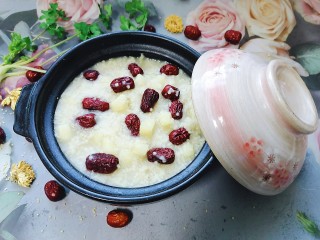 15、苹果小米粥,拍上成品图，一道美味又营养的苹果小米粥就完成了。