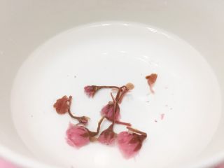 1、道明寺樱饼,泡樱花。盐渍樱花一定要泡，不然。。那口感你可以试试呀！????????