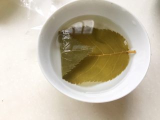 2、道明寺樱饼,泡樱叶！盐渍樱叶也要泡。其实不泡也还好，之前在关西吃柿饼，他们的樱叶也不泡，就是咸咸的，和甜饼一起入口。。有点说不上来的。。感觉。。