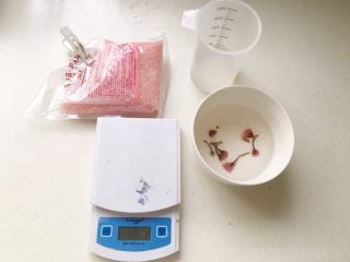 3、道明寺樱饼,水也准备好。粉也准备好。这个道明寺粉是日本带回来的，如果大家木有，用糯米粉也可以，加可食用色素，或者红曲粉一点点。这种粉，最早是在大阪的藤井寺里的道明寺里制作的，所以叫道明寺粉。