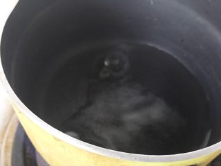 5、道明寺樱饼,水倒一半，煮热。