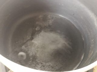 6、道明寺樱饼,加糖。。煮沸，使糖融化！