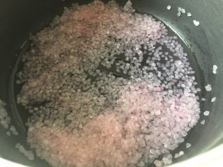 9、道明寺樱饼,泡十几分钟。看它吸收水的程度。泡到完全吸收。再加剩下的水进去。