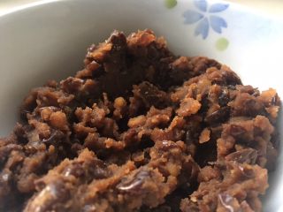 13、道明寺樱饼,这个是事先准备好的红豆沙。我自己用赤豆炒制的。最好要留有一点点颗粒感，才更正宗一些。如果完全是那种细豆沙吃不出沙沙的感觉。红豆沙炒制方法见我别的菜谱哈！