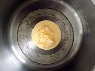 2、黄桃糯米糍,黄油隔水融化。