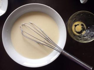 5、黄桃糯米糍,充分搅拌至黄油完全被吸收。