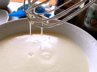 6、黄桃糯米糍,当提起打蛋器，面糊呈流动液态，且顺滑、细腻，有一定的粘稠度，即可。