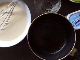 7、黄桃糯米糍,在蒸锅（或盘等容器）内刷入一层黄油。