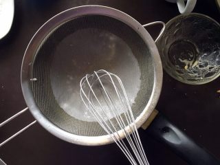 8、黄桃糯米糍,面糊过筛倒入蒸锅。