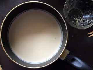 9、黄桃糯米糍,过筛后的面糊。