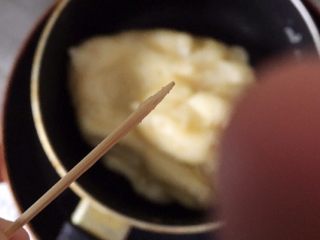 11、黄桃糯米糍,用牙签试时，牙签上没有糯米，即代表面糊已熟。