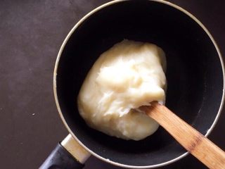 12、黄桃糯米糍,蒸熟的面团颜色微黄，呈半透明状。趁热用力搅拌，形成软糯细腻的面团。