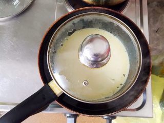 10、黄桃糯米糍,大火蒸25分钟左右，直至液态的面糊完全凝固。