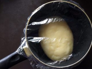 13、黄桃糯米糍,盖上保鲜膜放入冰箱中冷藏1小时左右（若天气比较冷，也可放在室外冷却）。