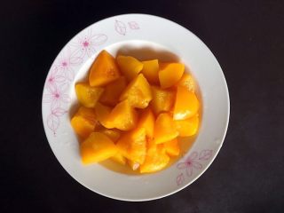 14、黄桃糯米糍,将黄桃切成小块，备用。