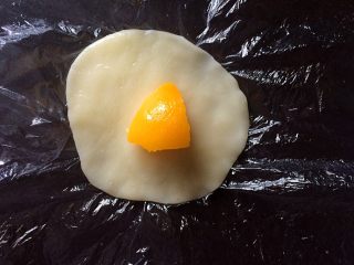 17、黄桃糯米糍,中间放入一块黄桃果肉。