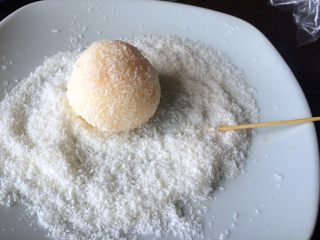 20、黄桃糯米糍,放入装有椰蓉的盘子里滚一滚，使表面均匀沾满椰蓉。