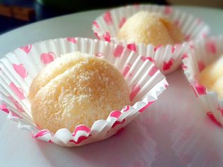 22、黄桃糯米糍,装入纸杯，则一个美美的“形状如黄桃的黄桃糯米糍”就完成啦！