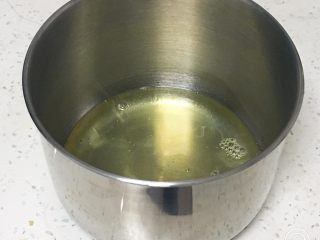 1、酸奶咖啡蛋糕,鸡蛋分离出蛋白和蛋黄，蛋白中加入柠檬汁。