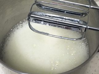 2、酸奶咖啡蛋糕,用打蛋器高速搅打30圈，蛋白出现鱼眼泡后加入15克细砂糖。