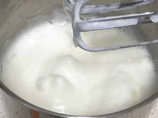 3、酸奶咖啡蛋糕,用打蛋器高速搅打50圈，蛋白蓬发，打蛋头上出现下垂的弯钩，加入15克细砂糖。