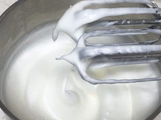 4、酸奶咖啡蛋糕,继续搅打50圈，蛋白变得细腻光滑，加入10克细砂糖。