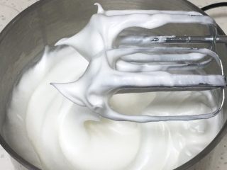 5、酸奶咖啡蛋糕,继续搅打50圈，蛋白硬挺，出现直立的小尖峰。