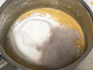 8、酸奶咖啡蛋糕,过筛低筋粉和咖啡粉，先用打蛋器搅拌。