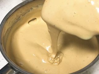 11、酸奶咖啡蛋糕,用翻拌的手法拌匀蛋糕糊。