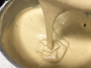 13、酸奶咖啡蛋糕,继续翻拌50次左右，蛋糕糊变得细腻光滑，浓稠的蛋糕糊就完成了。