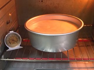 15、酸奶咖啡蛋糕,烤箱预热至150度，模具送入烤箱下层，烤制40分钟。烤完立即倒扣，三小时后再脱模。